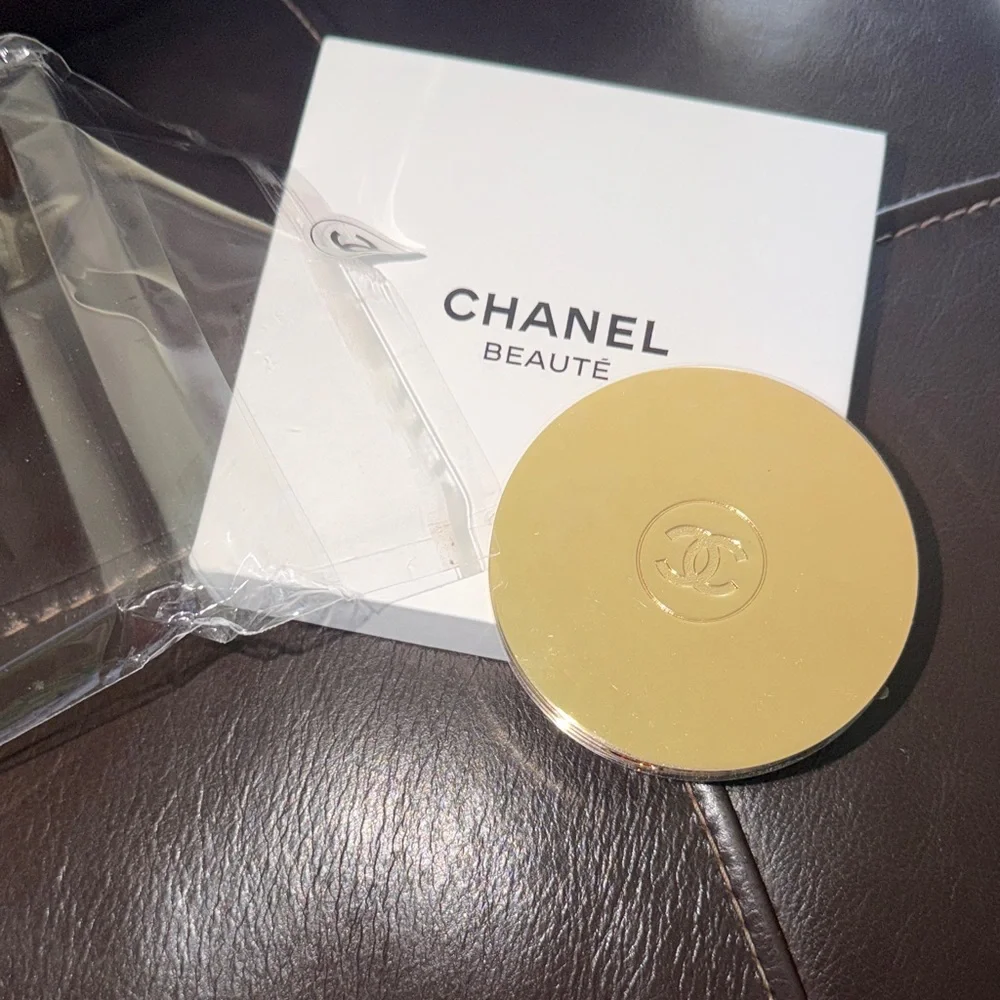 CHANEL Beauté Gold Compact Mirror